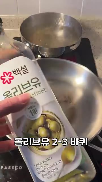 중불로 예열된 팬에 올리브유 2-3바퀴를 두릅니다. — 간장 우삼겹 파스타 1인분 레시피