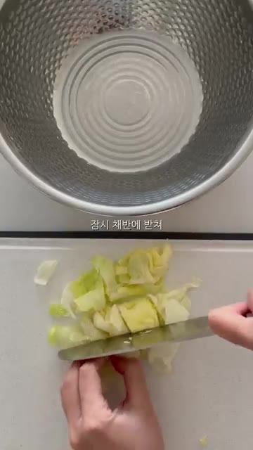 푸실리 면을 9분간 삶고, 냉동 새우는 해동시킨다. — 냉장고 파먹기 샐러드 파스타