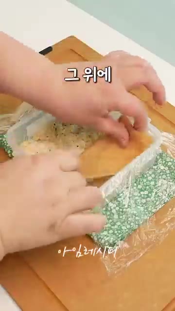 밥에 유부 소스를 넣고 잘 비벼 양념합니다. — 한 입 먹자마자 감탄 터지는 맛!!