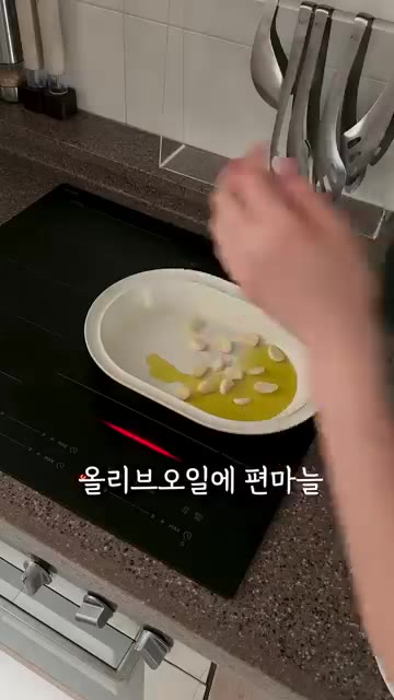 팬에 올리브 오일을 두르고 편마늘과 새우를 넣어 볶아준다. — 주말에 하기 딱 좋은 초간단 원팬 파스타