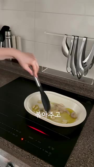 물 500ml를 붓고 파스타면 약 100g을 넣는다. — 주말에 하기 딱 좋은 초간단 원팬 파스타