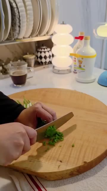 볶은 불고기에 삶은 파스타면을 넣는다. — 아침부터 파스타 찾는 노노형제🤣 양념 불고기에 파스타면, 면수, 굴소스 조금! 쪽파까지 올리면 근사한 불고기 파스타 완성🍝