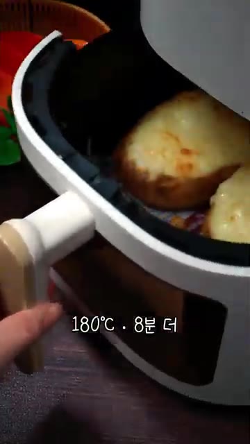 치즈를 올린 감자를 에어프라이어 180℃에서 8분 더 구워주면 치즈… — 감자 싹 날거 같다면? 이거면 한박스 순삭임.