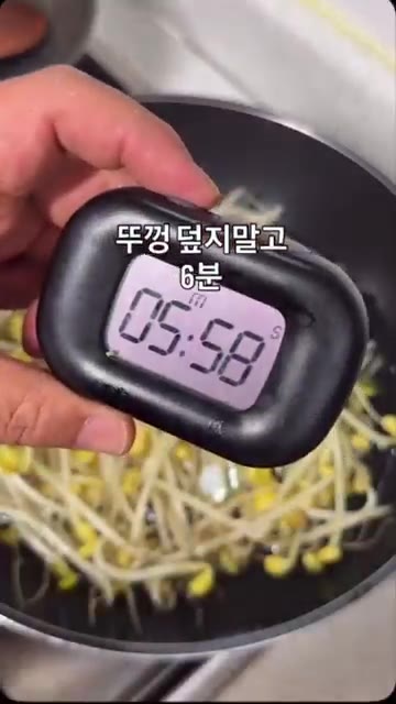 팬에 콩나물을 넣고 물을 콩나물이 잠길 정도로 부은 뒤, 맛술 1큰… — 시원아삭 여름 콩나물밥 만들기