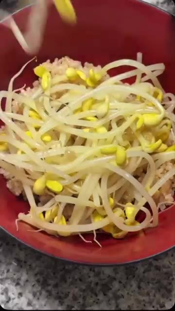 그릇에 밥을 담고 차갑게 식힌 콩나물을 올린 후, 만들어둔 양념장을… — 시원아삭 여름 콩나물밥 만들기