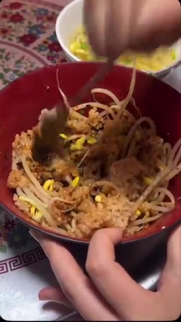 밥과 콩나물, 양념장을 잘 비벼줍니다. — 시원아삭 여름 콩나물밥 만들기