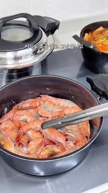 팬에 굵은 소금을 넉넉히 깔고 중불에서 약 5분간 미리 달궈줍니다. — 대하구이, 소금부터 구워보세요!