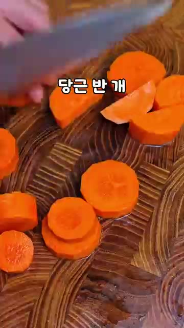 감자 1개, 당근 반 개, 대파 1대, 양파 1개를 먹기 좋게 썰어… — 염정아 묵은지 닭볶음탕 🍗 밥도둑 레시피!