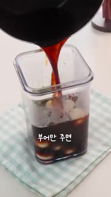 깐 메추리알을 가볍게 헹궈 물기를 꼼꼼하게 제거해주세요. — 간단 메추리알 장조림: 끓이지 않고 부어주기만 하면 끝!