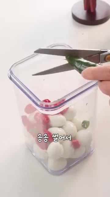 냄비에 진간장, 물, 맛술, 참치액, 올리고당을 넣고 한 번만 바글… — 간단 메추리알 장조림: 끓이지 않고 부어주기만 하면 끝!