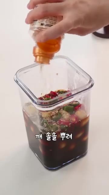 통깨를 솔솔 뿌린 후 한 김 식혀 냉장고에서 1시간 동안 보관해주세요. — 간단 메추리알 장조림: 끓이지 않고 부어주기만 하면 끝!