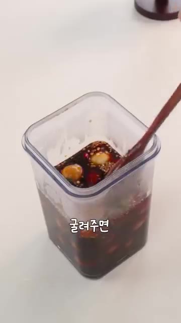 중간에 한 번 굴려주면 간장이 골고루 스며들어 색이 예쁘게 입혀집니다. — 간단 메추리알 장조림: 끓이지 않고 부어주기만 하면 끝!