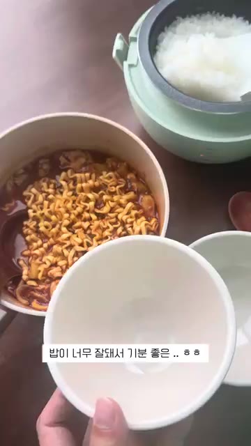 갓 지은 밥과 함께 불닭닭볶음탕을 그릇에 담아 맛있게 드세요. — 할머니 호박으로 만든 불닭닭볶음탕