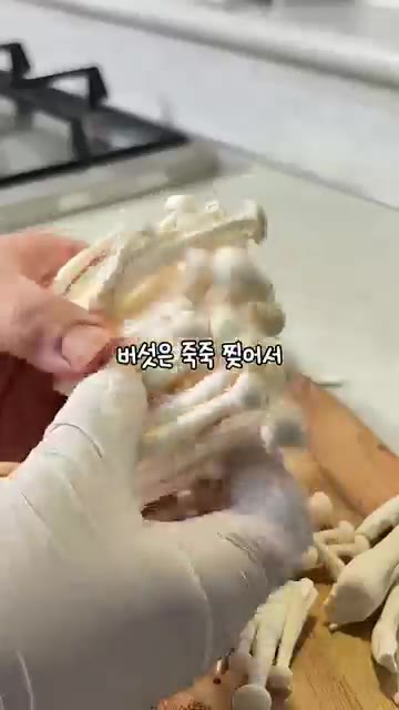 삶은 달걀을 숟가락으로 으깨 드레싱에 넣는다. — 드레싱 원샷하게 되는 감칠맛 샐러드