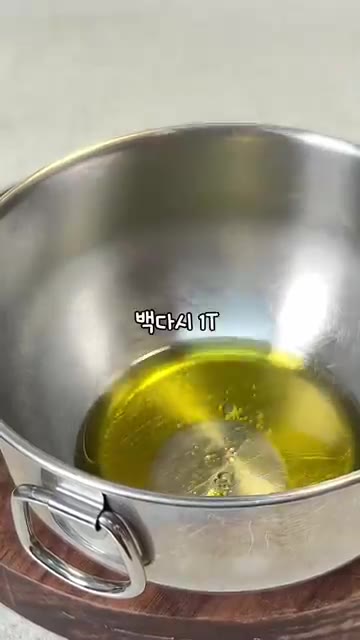 쉐킷쉐킷 잘 섞어준다. — 드레싱 원샷하게 되는 감칠맛 샐러드