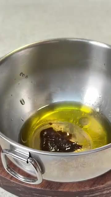 후추를 뿌려 완성한다. — 드레싱 원샷하게 되는 감칠맛 샐러드