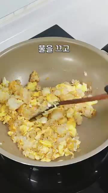 불을 끄고 남은 버터 10g, 참기름 반 스푼, 후추 약간을 넣습니다. — 버터 20g 이렇게 나눠 쓰세요 초간단 계란볶음밥