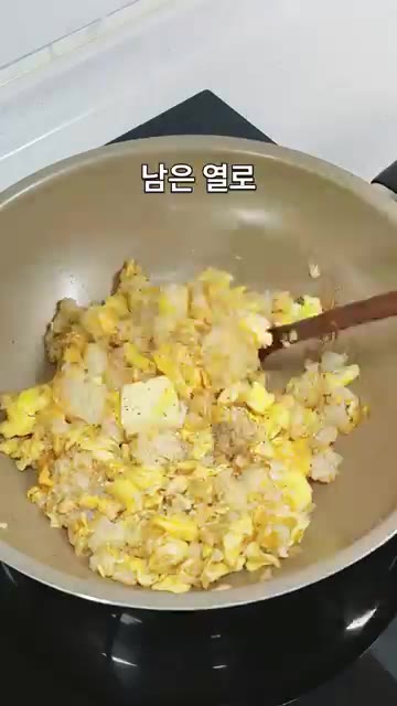 남은 열로 버터를 녹여 골고루 섞어줍니다. — 버터 20g 이렇게 나눠 쓰세요 초간단 계란볶음밥