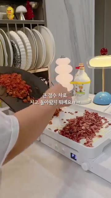 냄비에 물을 붓고 어묵, 버섯, 무를 넣어 끓인다. — 인생의 매운맛 김치볶음밥과 뜨끈한 어묵탕 레시피