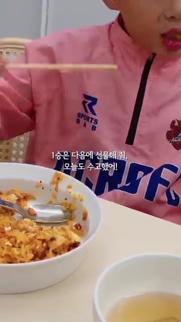 완성된 김치볶음밥을 그릇에 담아낸다. — 인생의 매운맛 김치볶음밥과 뜨끈한 어묵탕 레시피