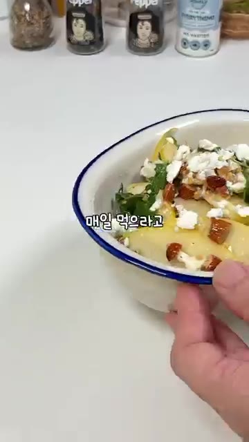 볼에 올리브 오일 2큰술, 홀그레인 머스터드 1큰술, 화이트 발사믹… — 사과 루꼴라 샐러드 레시피