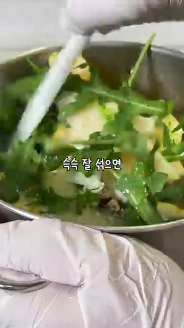 페타 치즈를 큼직하게 썰어 올린다. — 사과 루꼴라 샐러드 레시피
