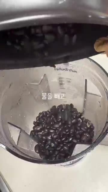 팬에 식용유를 두르고 김치를 볶습니다. — 97년생 농부 백미와 서리태로 밥 짓고 볶음밥 만들기
