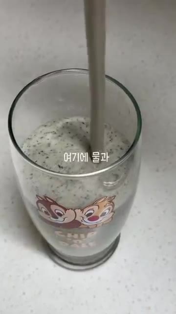 볶은 김치에 밥을 넣고 함께 볶아줍니다. — 97년생 농부 백미와 서리태로 밥 짓고 볶음밥 만들기