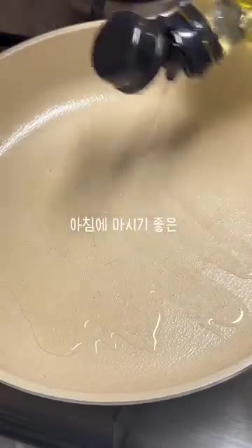 김치 볶음밥을 그릇에 담아 완성합니다. — 97년생 농부 백미와 서리태로 밥 짓고 볶음밥 만들기