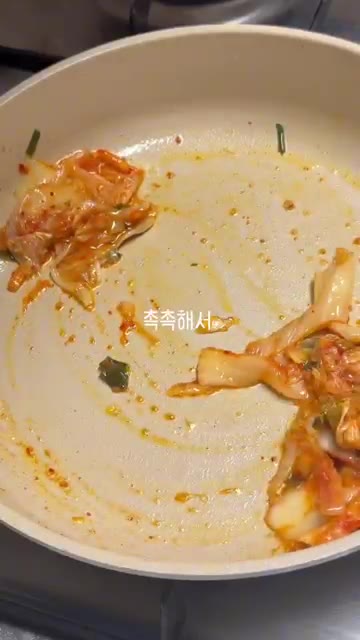 백미는 차지게 볶아지고, 서리태는 촉촉한 밥을 좋아해서 백미로 밥을… — 97년생 농부 백미와 서리태로 밥 짓고 볶음밥 만들기