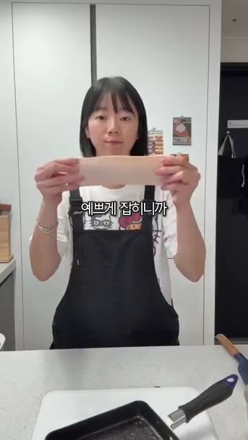 밥에 가루 육수와 참기름을 넣고 간을 한다. 오이는 반으로 잘라 씨… — 명란김밥에 육사조합! #레시피 #집밥