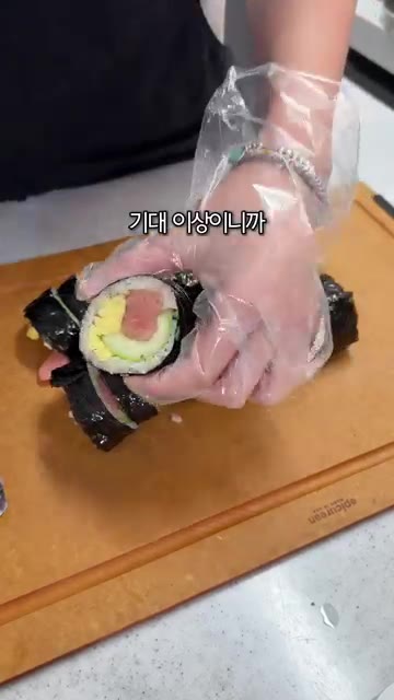김밥을 먹기 좋은 크기로 썰어 접시에 담아 완성한다. — 명란김밥에 육사조합! #레시피 #집밥