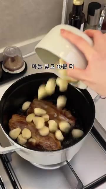 달궈진 냄비에 삼겹살을 넣고 껍질부터 노릇하게 구워줍니다. 모든 면… — 마늘 삼겹 바비큐