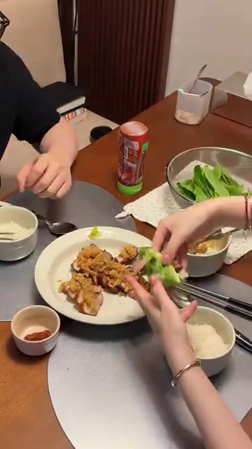썰어둔 삼겹살 위에 마늘 소스를 듬뿍 올려 쌈무와 함께 쌈장, 고추… — 마늘 삼겹 바비큐