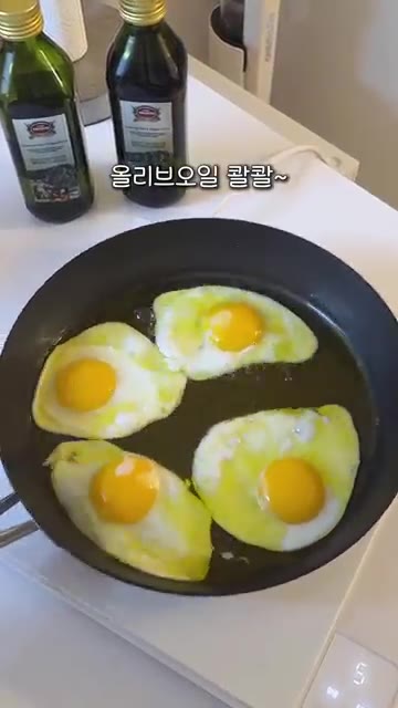 팬에 올리브오일을 두르고 파스타면을 볶는다. — 최상급 엑스트라버진 올리브오일 1만원대 활용 레시피