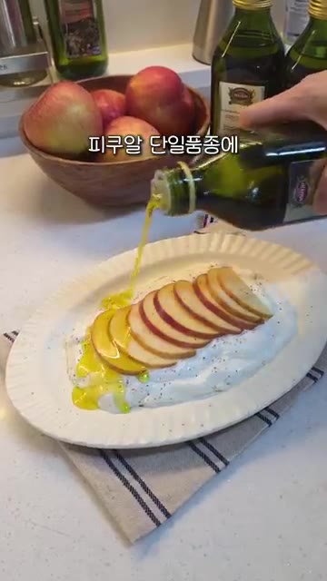 토마토와 마늘이 들어간 요리에 계란을 깨뜨려 넣는다. — 최상급 엑스트라버진 올리브오일 1만원대 활용 레시피