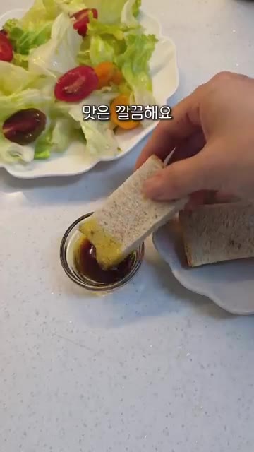 마늘 장아찌에 올리브오일을 붓는다. — 최상급 엑스트라버진 올리브오일 1만원대 활용 레시피