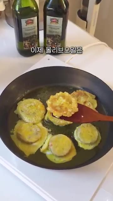 올리브오일 두 잔을 보여준다. — 최상급 엑스트라버진 올리브오일 1만원대 활용 레시피