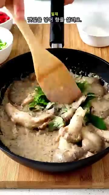 마지막으로 깻잎을 넣고 살짝 더 볶아 향을 더하면 완성입니다. — 마요네즈 두 큰술로 고소함 UP! 들깨 느타리버섯볶음