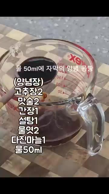 팬에 기름을 두르고 멸치 100g을 넣고 바삭하게 볶아줍니다. — 냉장고 넣어도 절대 안 딱딱한 멸치볶음 비법!