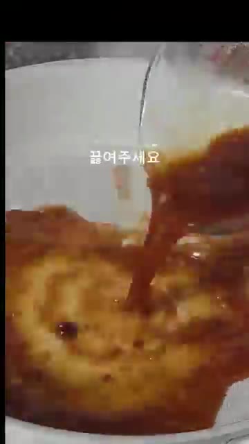 볶은 멸치를 접시에 잠시 덜어둡니다. — 냉장고 넣어도 절대 안 딱딱한 멸치볶음 비법!