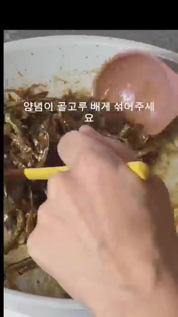 물 50ml에 고추장 2스푼, 맛술 2스푼, 진간장 1스푼, 설탕… — 냉장고 넣어도 절대 안 딱딱한 멸치볶음 비법!