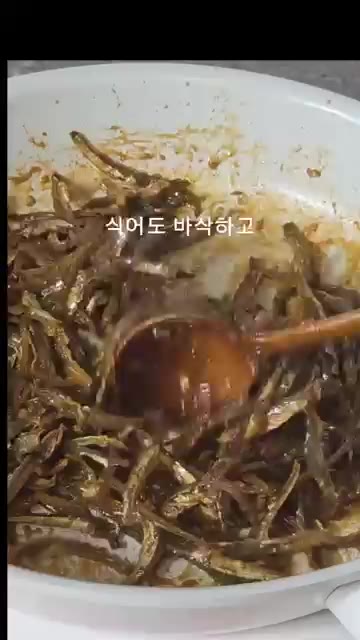 약불로 줄인 뒤 볶아둔 멸치를 넣고 양념이 골고루 배도록 섞어줍니다. — 냉장고 넣어도 절대 안 딱딱한 멸치볶음 비법!