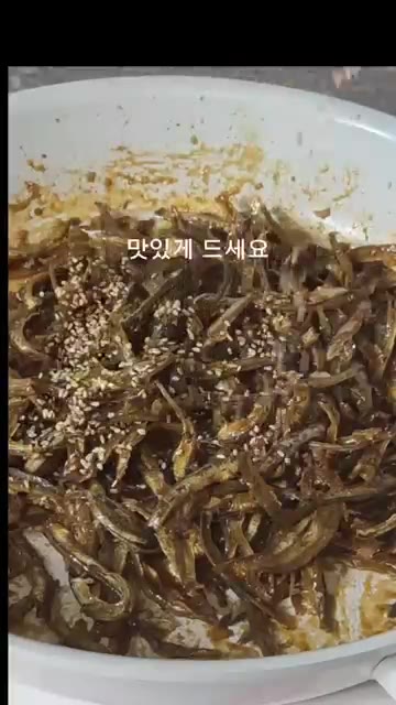 불을 끄고 참기름을 한 바퀴 두른 뒤 통깨를 뿌려 마무리합니다. — 냉장고 넣어도 절대 안 딱딱한 멸치볶음 비법!