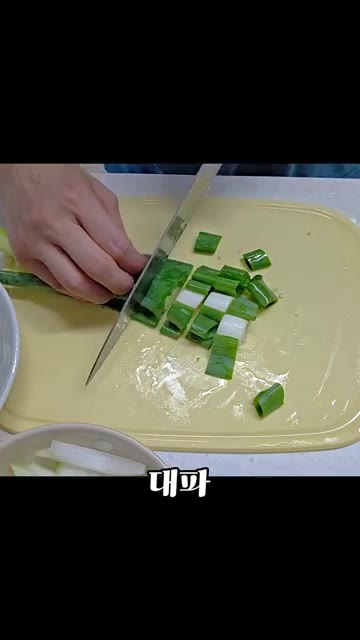 돼지고기에 된장을 넣고 버무려 잡내를 제거한다. — 돼지고기 김치찌개 맛있게 끓이는 법