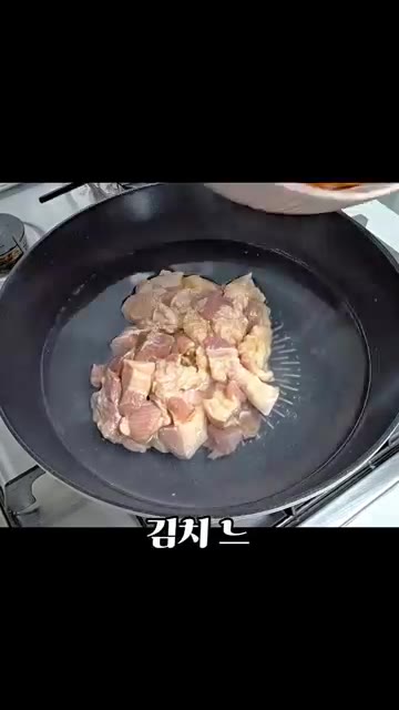 냄비에 된장으로 버무린 돼지고기를 넣고 끓인다. — 돼지고기 김치찌개 맛있게 끓이는 법