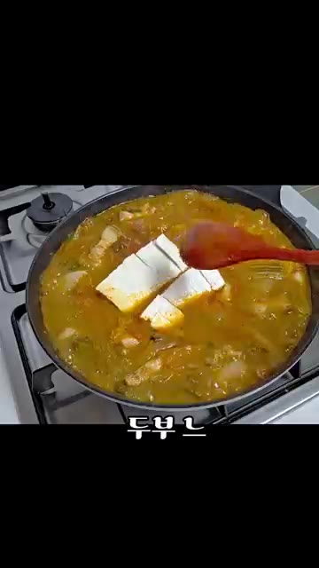 다진 마늘을 넣는다. 두부를 넣는다. — 돼지고기 김치찌개 맛있게 끓이는 법