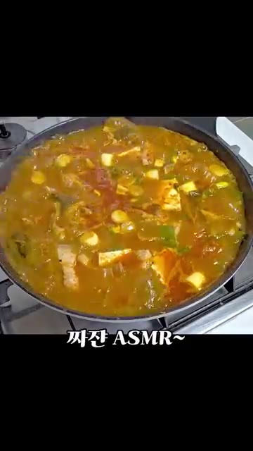 마지막으로 들기름을 둘러 풍미를 더한다. — 돼지고기 김치찌개 맛있게 끓이는 법