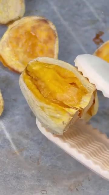 잘 구워진 고구마를 꺼내 맛있게 먹는다. — 해외에서 난리난 고구마 먹는 법!