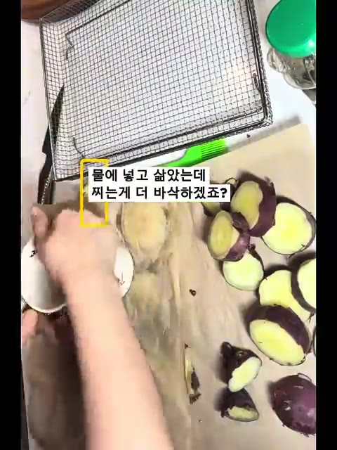 고구마를 썰어 쿠킹 페이퍼를 깐 팬에 올리고 오일을 발라줍니다. — 겉바속쫀 허니버터 고구마 간식 레시피